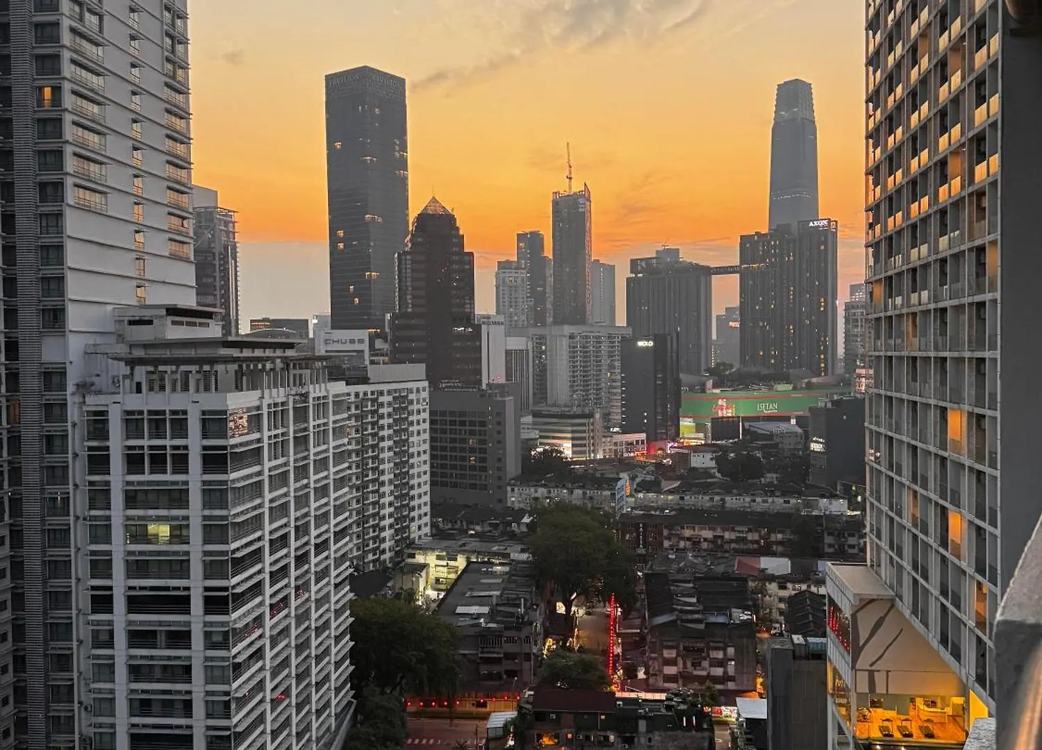 128 Bukit Ceylon 5 Minutes To Alor Street Klcc Bukit Bintang Pavilion 2R2B 8 Pax Kuala Lumpur 0*,  Malaysia